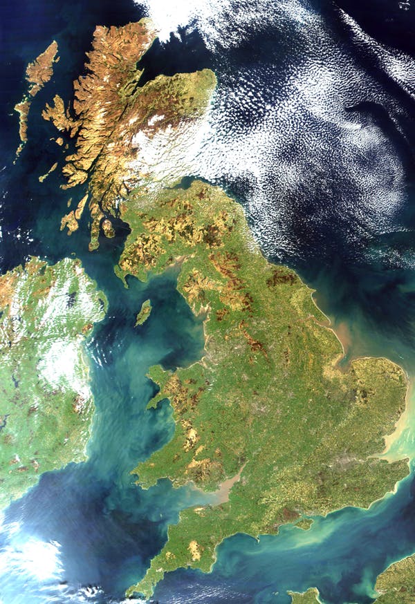 فراکتال ها در زندگی‌: تصویر هوایی از بریتانیای کبیر و ایرلند شمالی (ناسا)