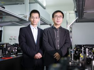Chaoyang Lu و Jian-Wei از اعضای تیم تحقیقات آزمایش داروینیسم کوانتومی در محیط ناهمدوس