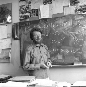 جان استوارت بل سال 1982 درحال سخنرانی درباره قضیه خود در آزمایشگاه فیزیک ذرات سرن