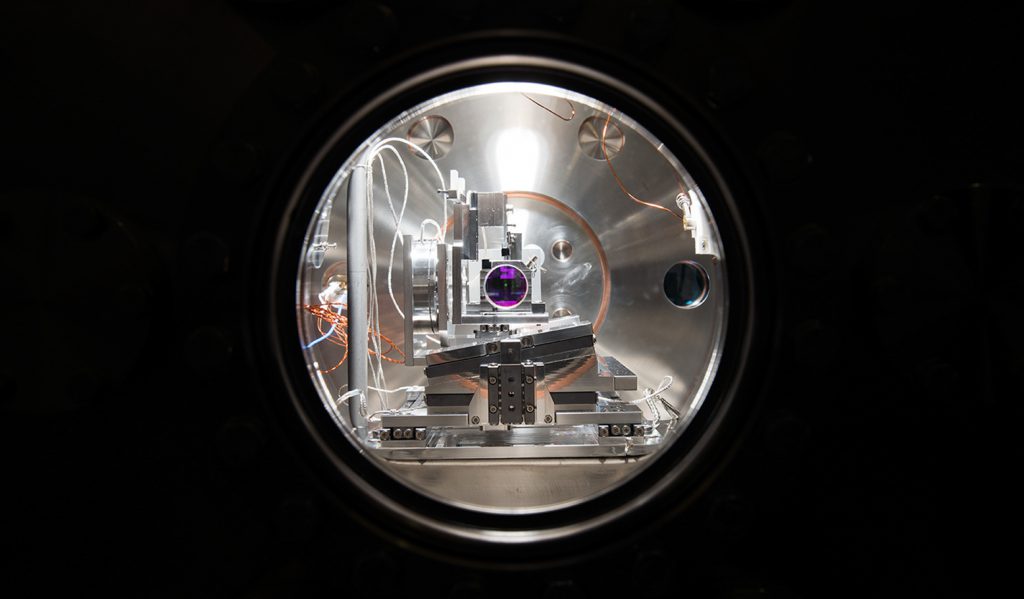 محفظه خلاء تداخل سنج در آزمایشگاه مارکوس آرند شامل یک آینه بنفش و نانوموتورها برای جابجایی توری های مکانیکی است. عکس توسط گروه نانوفیزیک کوانتومی(Quantum Nanophysics Group) ثبت شده است.